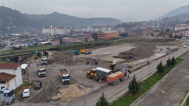 Karabük Adalet Sarayı sahasında zemin hazırlıkları sürüyor
Savcı Yılmaz, Adalet Sarayı çalışmalarını yerinde inceledi