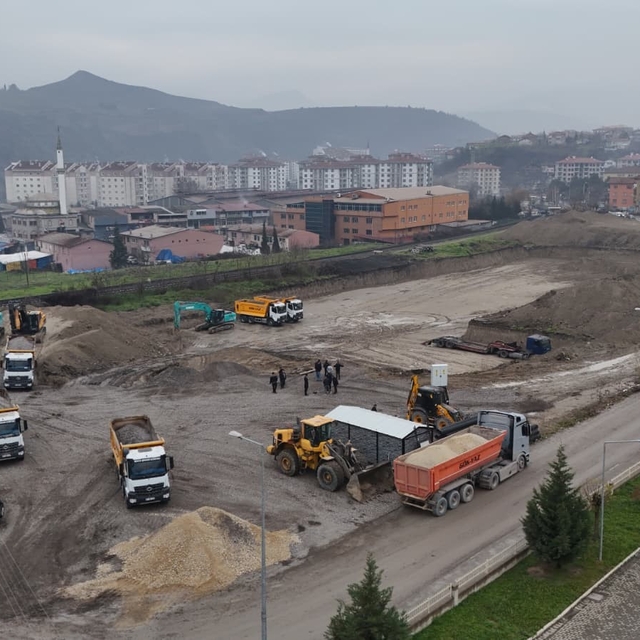 Karabük Adalet Sarayı sahasında zemin hazırlıkları sürüyor
Savcı Yılmaz, Ad...