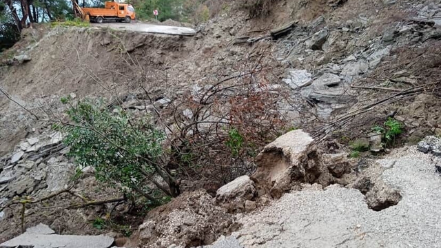 Cide-İnebolu kara yolu, heyelan nedeniyle ulaşıma kapatıldı