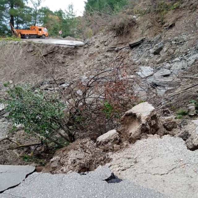 Cide-İnebolu kara yolu, heyelan nedeniyle ulaşıma kapatıldı
