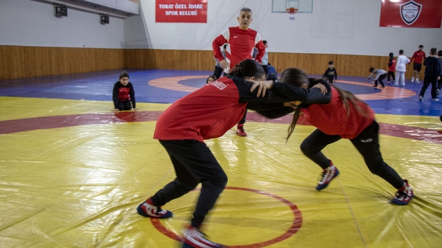 Şampiyon güreşçi Nesrin Baş, Tokat'ta kız çocuklarına örnek oldu
Nesrin Baş'ın başarısı kız çocuklarını mindere çekti