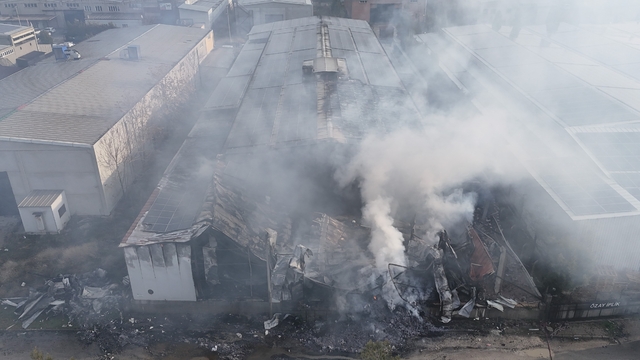Uşak'ta iplik fabrikasında çıkan yangın büyümeden söndürüldü