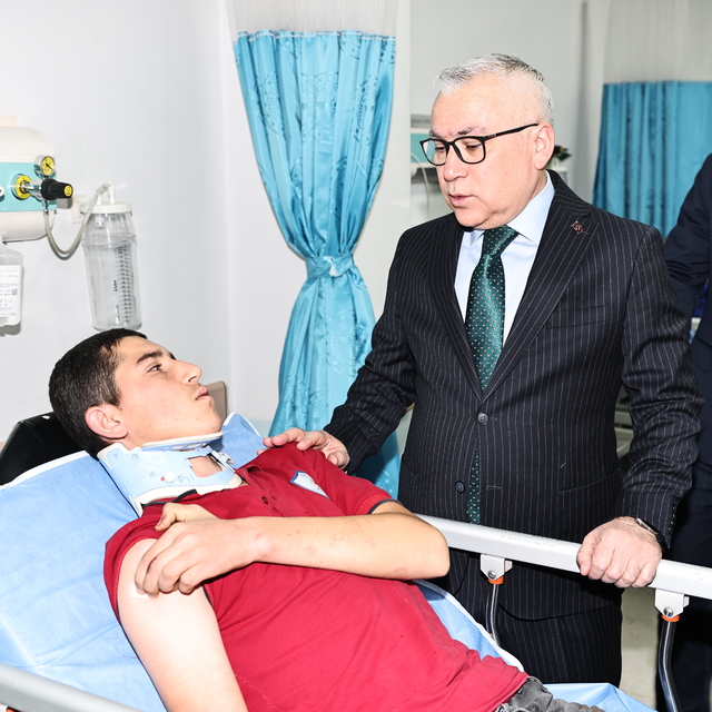 Sivas'ta öğrenci servisi devrildi: 15 yaralı (2)