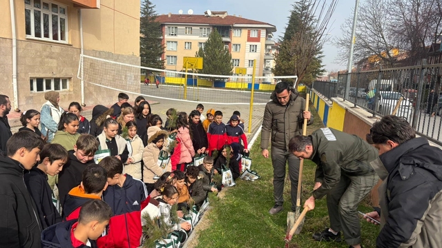 Kütahya'da öğrenciler fidanları toprakla buluşturdu