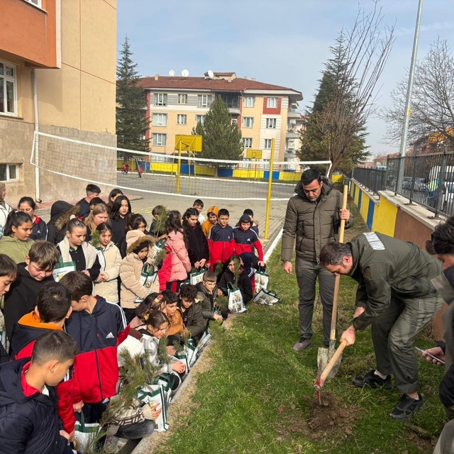 Kütahya'da öğrenciler fidanları toprakla buluşturdu