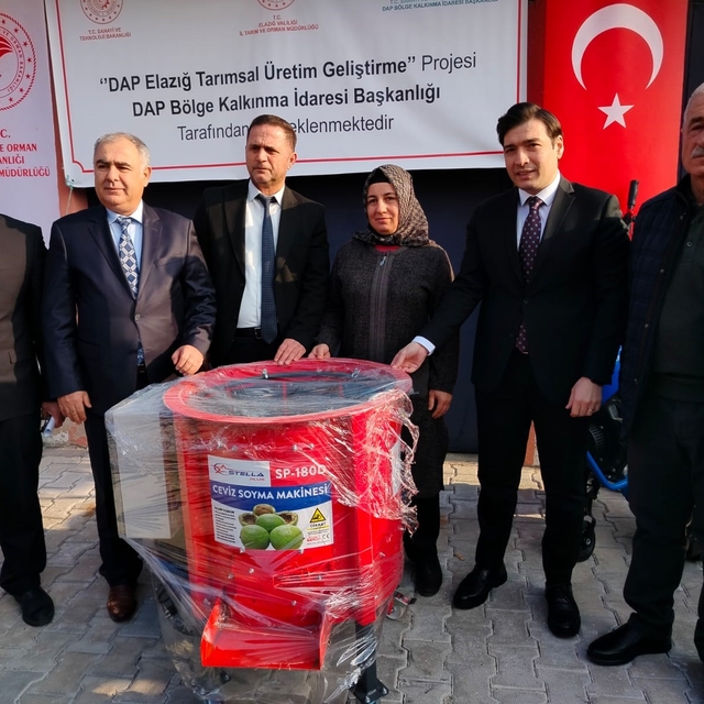 Keban'da çiftçilere makine dağıtıldı