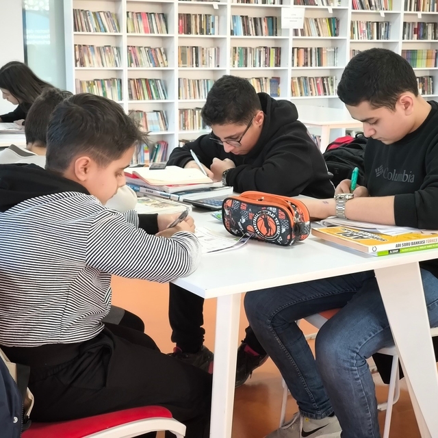 Çilesiz Kütüphanesi gençlerin buluşma noktası oldu