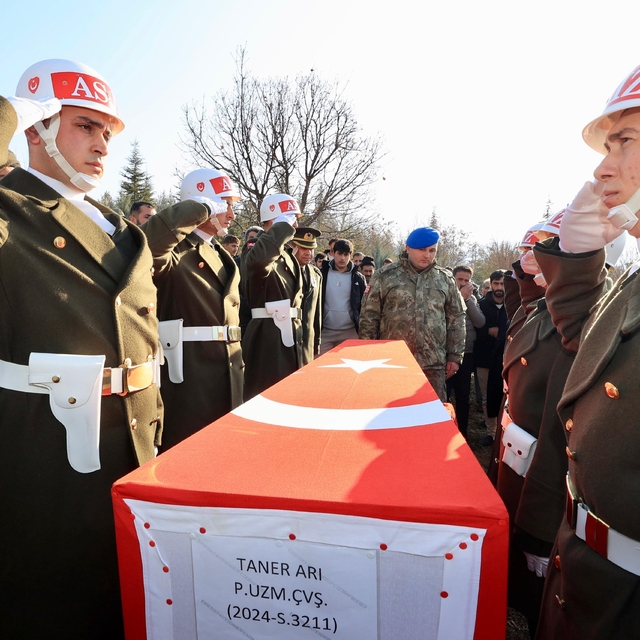 Hayatını kaybeden uzman çavuş Arı, son yolculuğuna uğurlandı