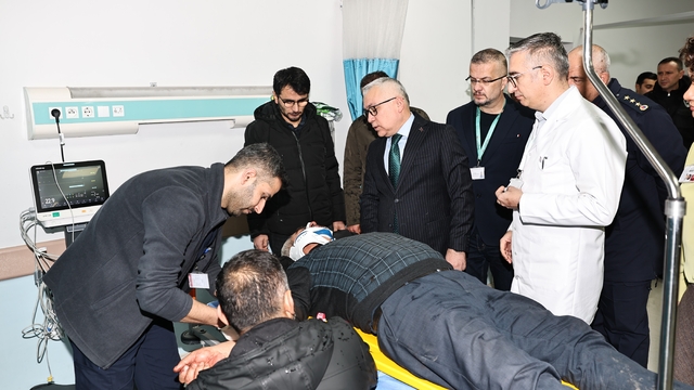 Sivas Valisi, servis kazasında yaralanan öğrencileri ziyaret etti