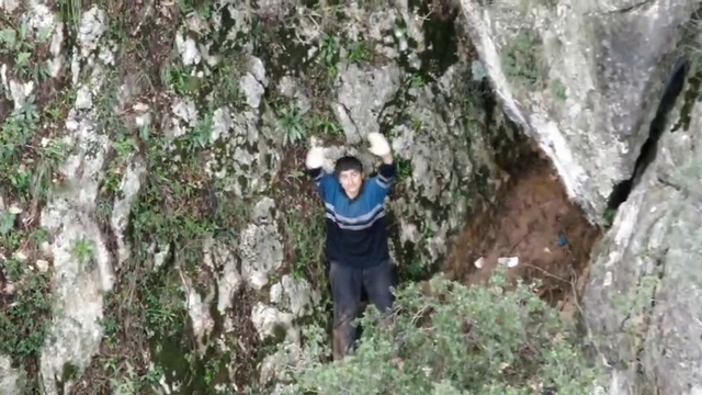 Yaşam için son çığlığı 4'üncü gün duyuldu: Dağın zirvesinde mahsur kalan genç için ekipler seferber oldu
Kum ocağında çalışanların sesini duyduğu genç için ekipler seferber oldu
Termal kamera ile yeri tespit edildi, dronu görünce hayat umudu tekrar yeşerdi, yanına 10 saatlik tırmanış ile ulaşıldı
Dronu görünce el sallayan gencin yanına ulaşan ekipler, geceyi birlikte geçirdi ve sabahın ilk ışıklarıyla genci kurtardı