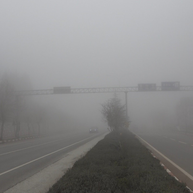 Bilecik sis altında
Yüksek kesimlerde görüş mesafesi 20 metreye kadar düştü