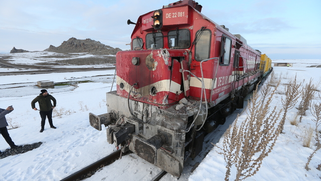 Kars'ta yük treninin çarptığı kamyonun sürücüsü öldü