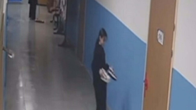 Silinen koridoru kirletmemek için ayakkabılarını çıkarıp sınıfına kadar yürüdü