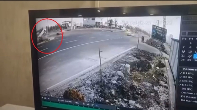 Otomobilin refüjdeki ağaç ve direğe çarptığı kaza kamerada