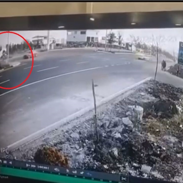 Otomobilin refüjdeki ağaç ve direğe çarptığı kaza kamerada