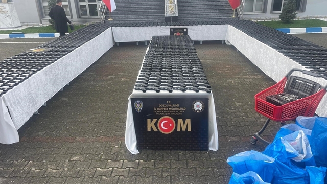 Yolcu otobüsünde binlerce silah parçası ele geçirildi: 6 gözaltı
Düzce'de 23 aylık takip dev operasyonla bitti