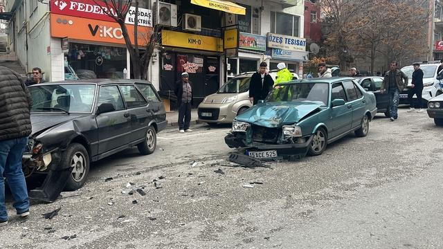 Burdur'da 2 Tofaş çarpıştı: 1 yaralı