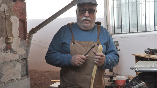 Emekli öğretmen, doğadan topladığı ağaç ve ahşap parçalarını eşyaya dönüştürüyor