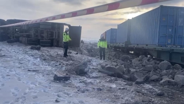 Kars'ta yük treni, kamyona çarptı: 1 ölü