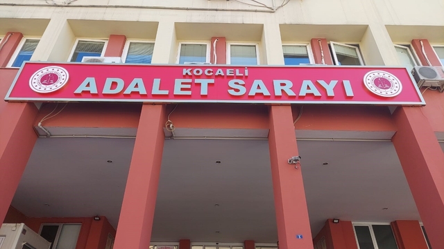 "Hacı baba" vurgunu davasında sanıktan ilginç savunma
Tutuklu baş şüpheli S.S.: "Ben dini bilmiyorum ki istismar edeyim"
"F.M., cinler ile namaz kıldığını söyleyerek beni hipnoz etti"
Tutuksuz sanık M.S.: "İnsan arkadaşlarını seçebiliyor ama annesini seçemiyor. Terapiye gitmeyen insanlar yüzünden biz her gün terapiye gitmek zorunda kalıyoruz"