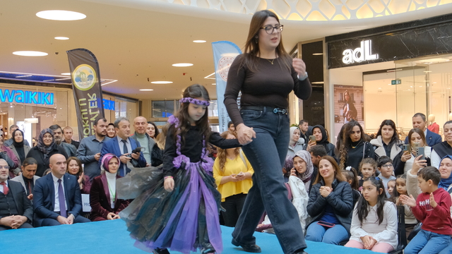 Çorum'da anaokulu öğrencileri geri dönüşüm kıyafetleriyle defile düzenledi