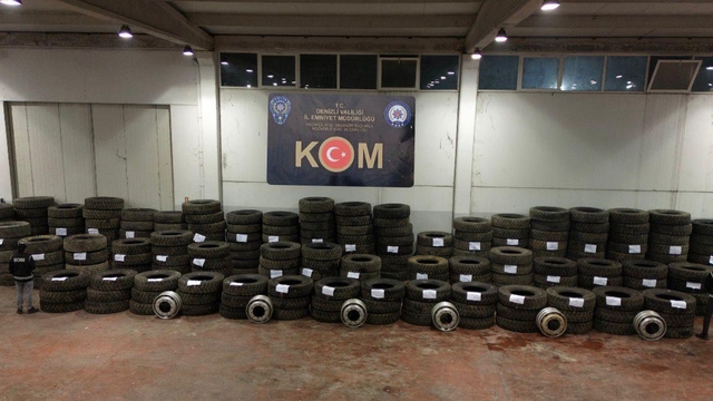 Denizli'de bir tırda gümrük kaçağı 263 araç lastiği ele geçirildi
