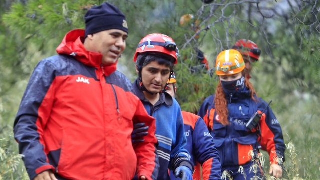 Dağın zirvesinde mahsur kalıp çığlığını 4 gün sonra duyurabilen genç: "Devletimden Allah razı olsun, gelmeseler ölecektim"
29 yaşındaki Samet Kara: "Gelmeseler orada ölecektim ya da kendimi atacaktım. Gece geldiler ateş yaktılar, yemek yedirdiler. Çok minnettarım"