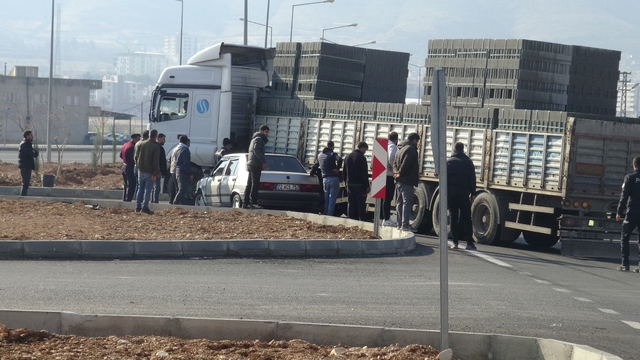 Otomobil tırın dorsesinin altında kaldı: Sürücünün burnu bile kanamadı