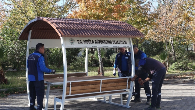 Köyceğiz'de ortak yaşam alanlarına 'kent mobilyası' yerleştirildi