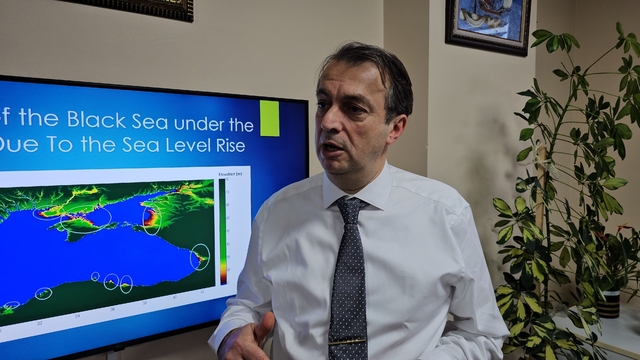 Karadeniz yükseliyor, 160 milyon kişi tehdit altında
BEUN Harita Mühendisliği Bölümü Öğretim Üyesi Prof. Dr. Hakan Kutoğlu:
"Karadeniz'in okyanuslarla eşdeğer bir şekilde yükseldiğini keşfetmiş olduk"
"Denizin bir birim yükselmesi demek kıyı alanının yüksekliğine bağlı olarak düşük yüksekliklerde 50 ila 100 kat daha içeriye girmesi anlamına gelir"
