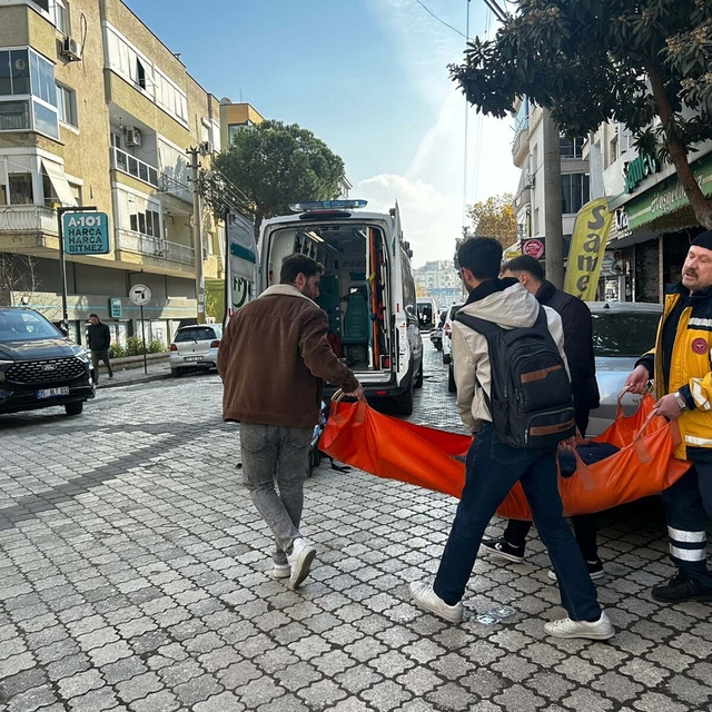 Evinde düşüp, mahsur kalan felçli hasta, balkondan eve girilerek kurtarıldı