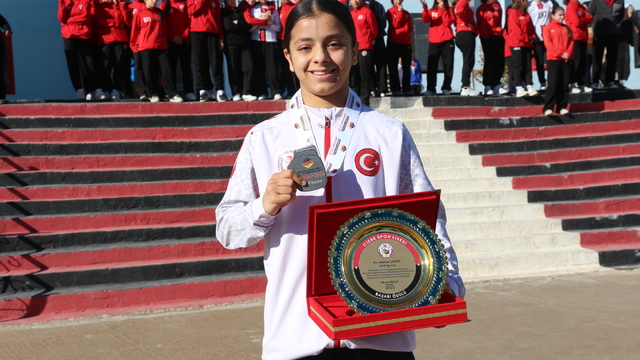 Avrupa 17 Yaş Altı Boks Şampiyonası'nda ikinci olan Asmin Cabas Cizre'de sevinçle karşılandı