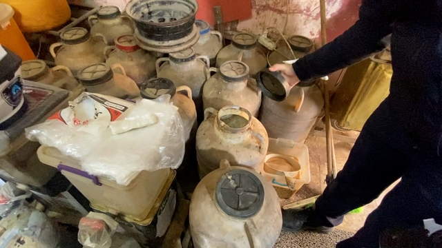 Şanlıurfa'da bakkalda yapılan denetimlerde şoke eden görüntüler
Bakkaldaki onlarca bozuk ürüne el konuldu