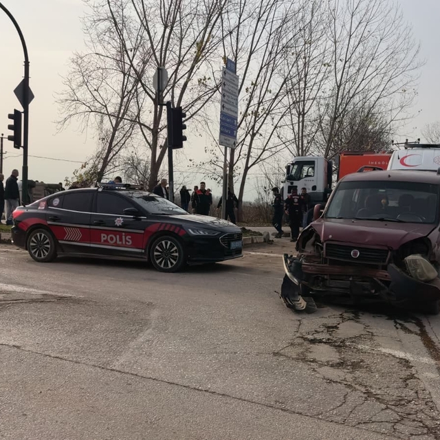 Hafif ticari araçlar çarpıştı: 3'ü çocuk 7 yaralı