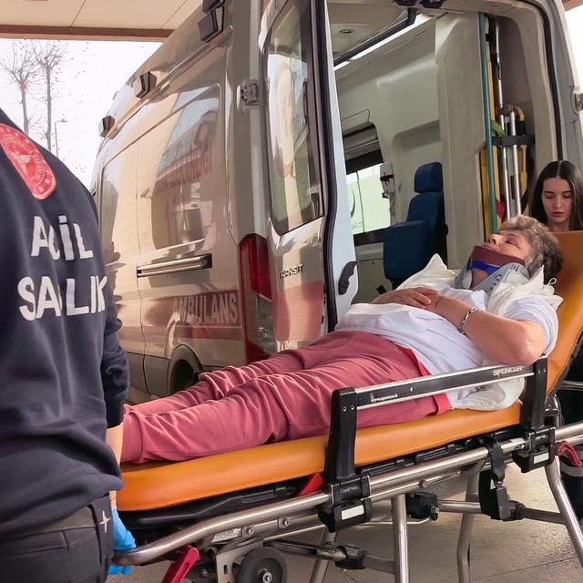 Tır ile karavan çarpıştı: kadın sürücü yaralandı