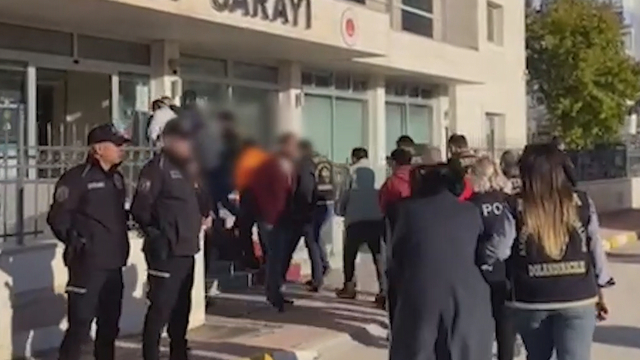 Telefonda kendilerini polis olarak tanıtıp 10 milyon lira dolandıran 7 şüpheli tutuklandı