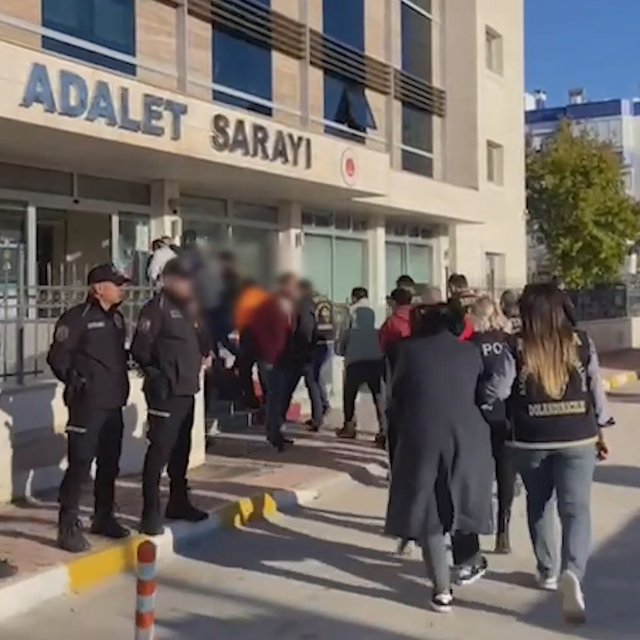 Telefonda kendilerini polis olarak tanıtıp 10 milyon lira dolandıran 7 şüph...