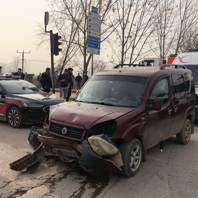 Hafif ticari araçlar çarpıştı: 3'ü çocuk, 7 yaralı
