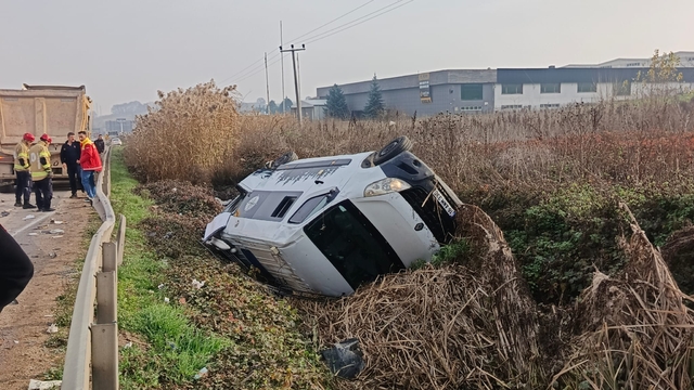 TIR'ın çarptığı karavan şarampole yuvarlandı