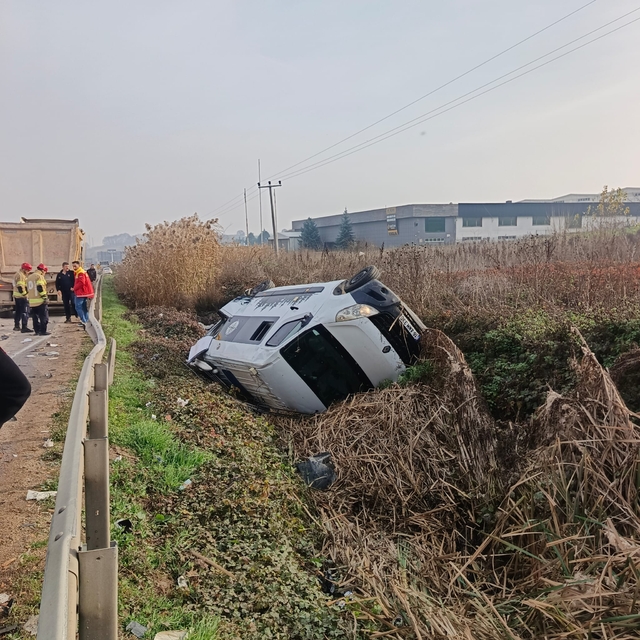 TIR'ın çarptığı karavan şarampole yuvarlandı