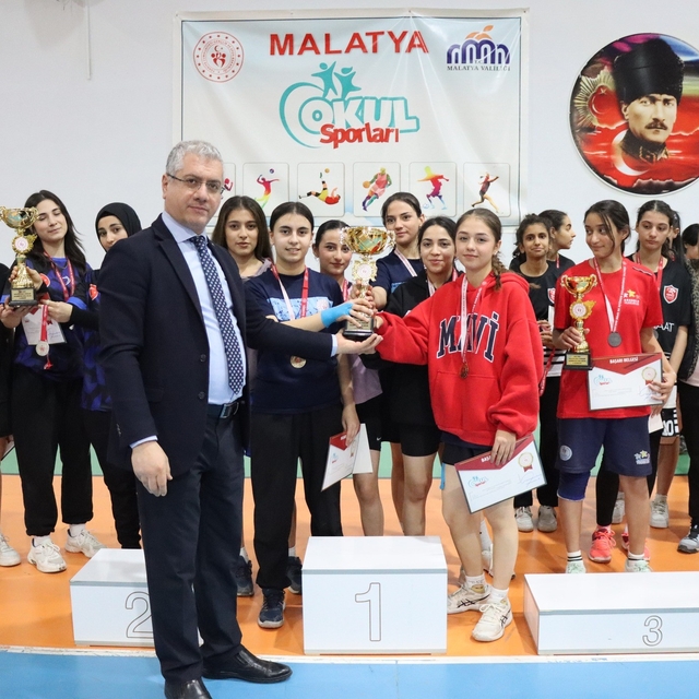 Malatya'da badminton ve futsal il şampiyonları kupalarını aldı