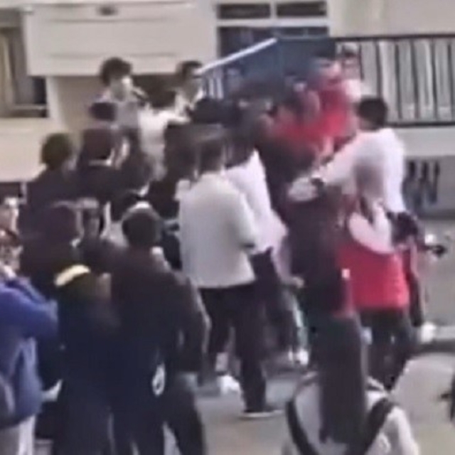 İzmir'de öğrenciler birbirine girdi: Sokak boks ringine döndü