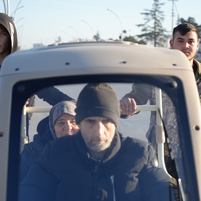 Validen örnek davranış sergileyen liseli gençlere teşekkür