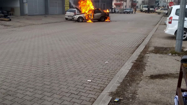 Otomobilin alev alev yandığı anlar kamerada