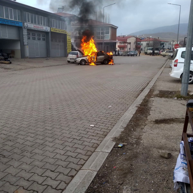 Otomobilin alev alev yandığı anlar kamerada