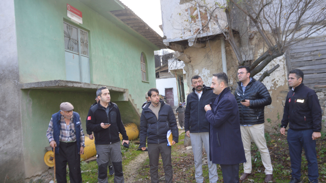 Havza Kaymakamı Ayvat, evleri yıkılacak aile için yer incelemesinde bulundu