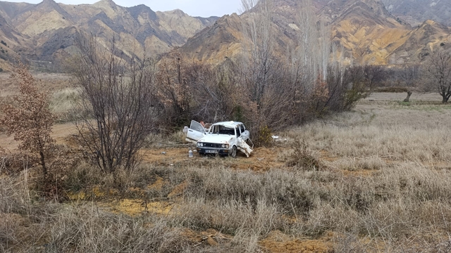 Sivas'ta şarampole devrilen otomobildeki 1 kişi öldü, 2 kişi ağır yaralandı