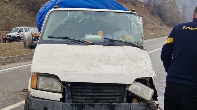 Suşehri'nde istinat duvarına çarpan kamyonetteki 4 kişi yaralandı