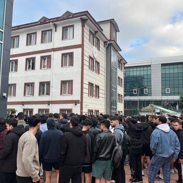 Öğrenci yurdunda yangın alarmı çalınca panik yaşandı
Alarmı sigara dumanını...