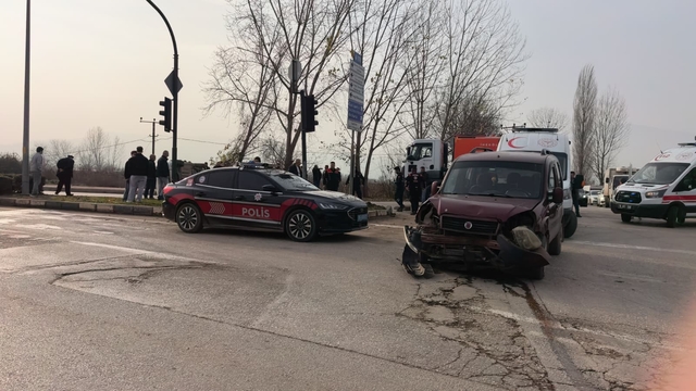 Hafif ticari araçlar çarpıştı: 3'ü çocuk 7 yaralı